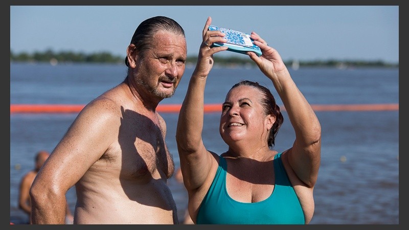 Los que pudieron, se acercaron a la costa del Paraná para refrescarse.