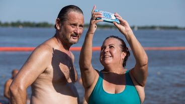 Los que pudieron, se acercaron a la costa del Paraná para refrescarse.