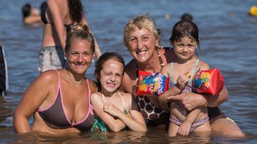 Los que pudieron, se acercaron a la costa del Paraná para refrescarse.