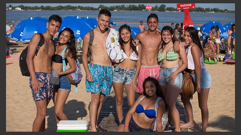 Los que pudieron, se acercaron a la costa del Paraná para refrescarse.