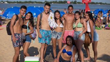 Los que pudieron, se acercaron a la costa del Paraná para refrescarse.