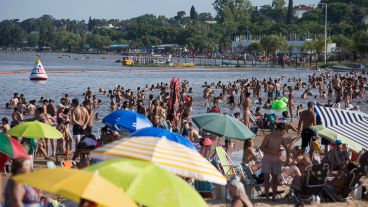Los que pudieron, se acercaron a la costa del Paraná para refrescarse.