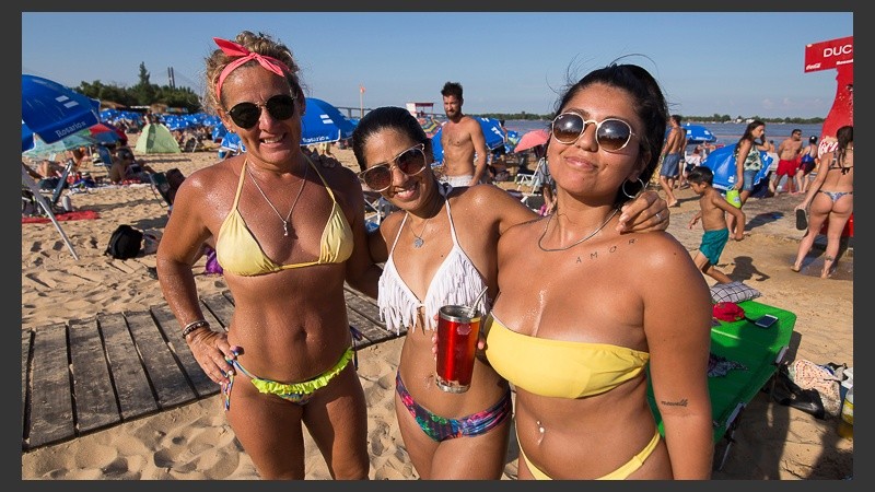Los que pudieron, se acercaron a la costa del Paraná para refrescarse.