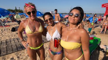 Los que pudieron, se acercaron a la costa del Paraná para refrescarse.