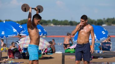 Los que pudieron, se acercaron a la costa del Paraná para refrescarse.