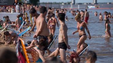 Los que pudieron, se acercaron a la costa del Paraná para refrescarse.