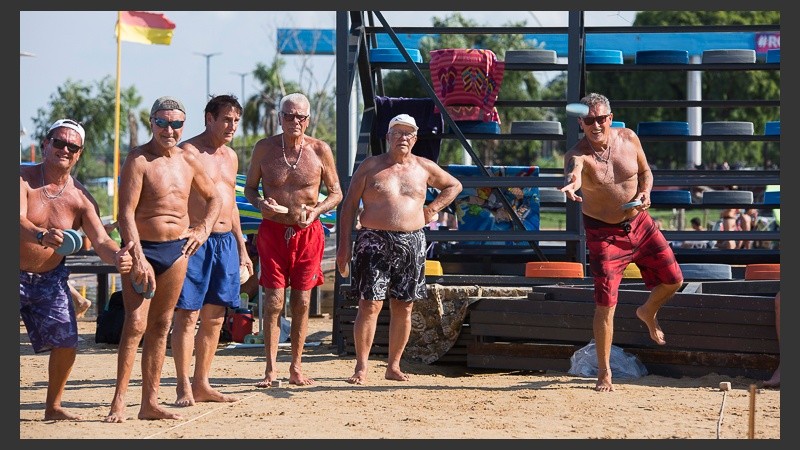 Los que pudieron, se acercaron a la costa del Paraná para refrescarse.