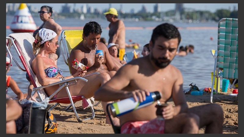 Es un buen fin de semana para unos mates junto al río. 