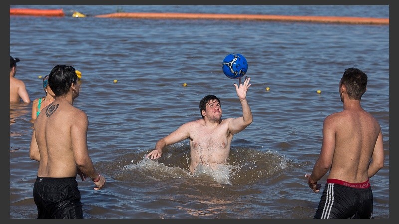 Los que pudieron, se acercaron a la costa del Paraná para refrescarse.