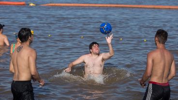 Los que pudieron, se acercaron a la costa del Paraná para refrescarse.