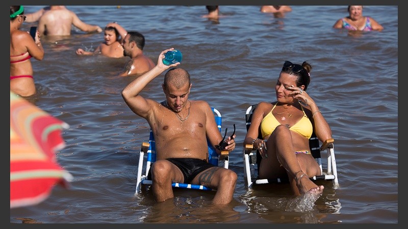 Si se toma sol, mejor estar en contacto con el agua.