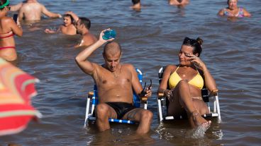 Si se toma sol, mejor estar en contacto con el agua.