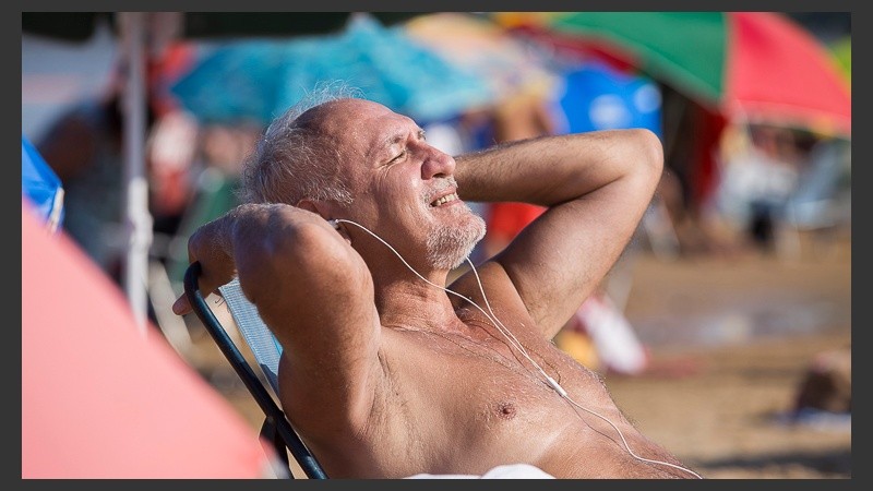 Los que pudieron, se acercaron a la costa del Paraná para refrescarse.