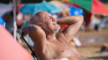 Los que pudieron, se acercaron a la costa del Paraná para refrescarse.