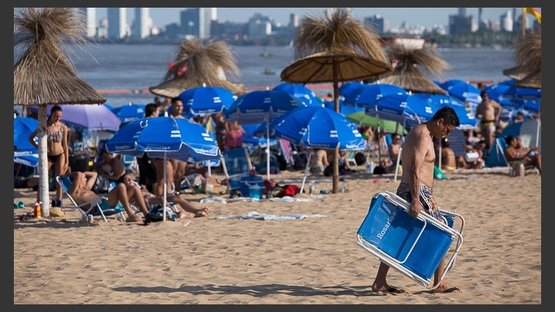 Los que pudieron, se acercaron a la costa del Paraná para refrescarse.