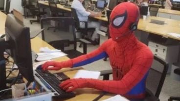 El empleado fue a trabajar vestido de Spider Man.
