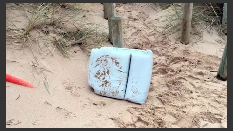 Las butacas halladas en una playa de la región de Normandía.