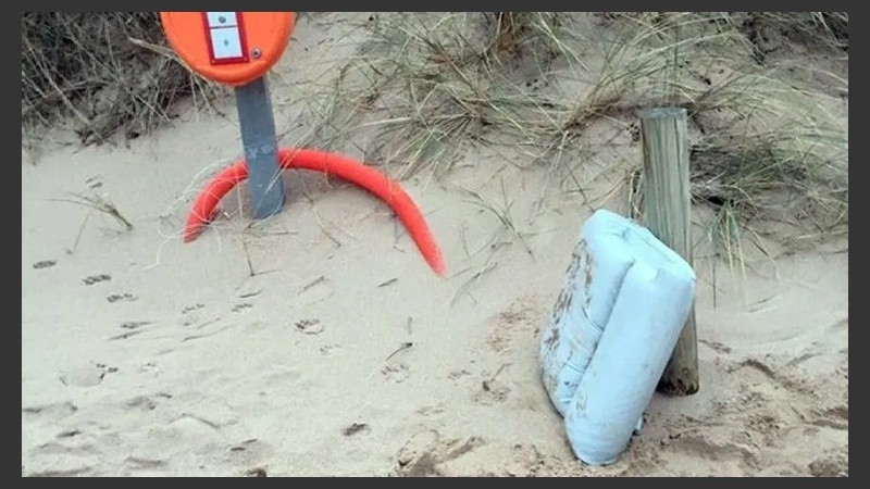 Las butacas halladas en una playa de la región de Normandía.
