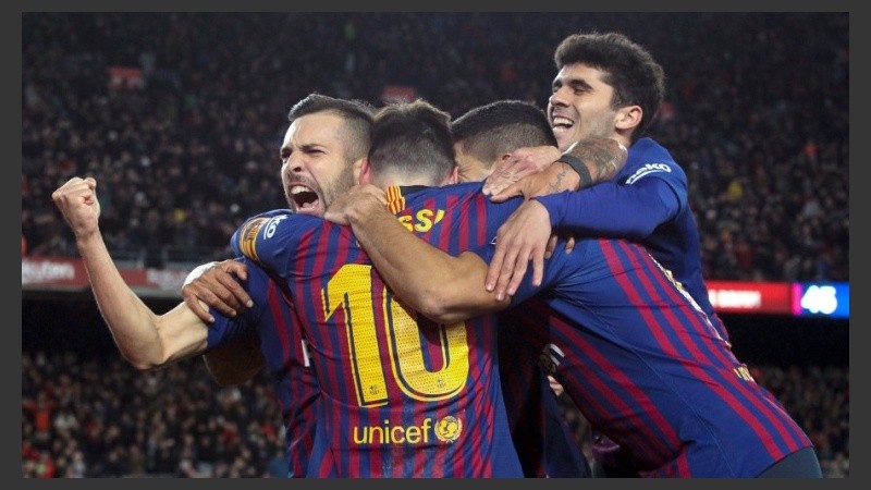 Abrazos para el crack rosarino luego del sexto.