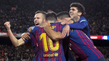 Abrazos para el crack rosarino luego del sexto.