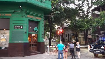 Los vecinos quedaron preocupados por la caída de mampostería en la esquina.