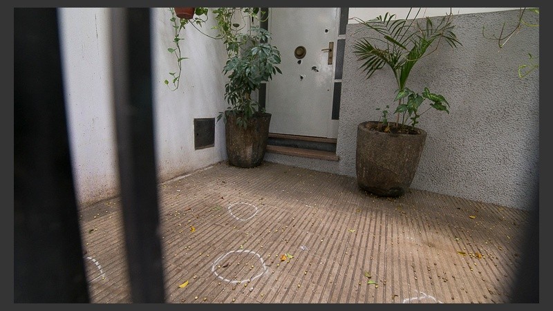 La Policía recogió 8 vainas servidas en el lugar.