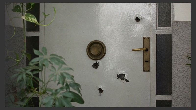 Así quedó la puerta de la casa atacada este jueves por la madrugada.