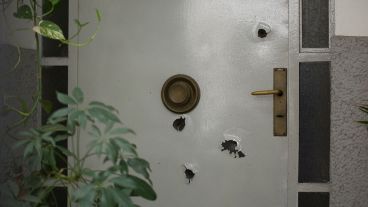 Así quedó la puerta de la casa atacada este jueves por la madrugada.