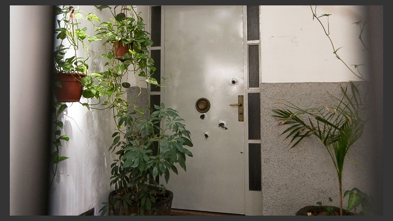 Así quedó la puerta de la casa atacada este jueves por la madrugada.