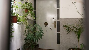 Así quedó la puerta de la casa atacada este jueves por la madrugada.