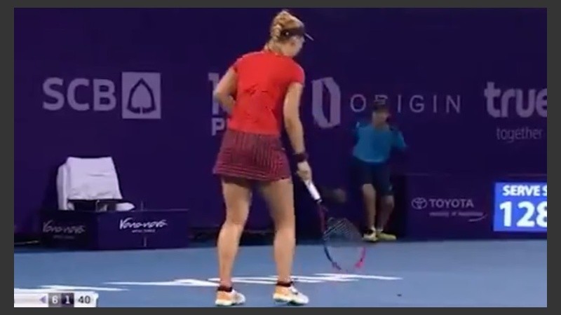 Lisicki trató de apartar al insecto con su raqueta. Pero no pudo evitar el final.