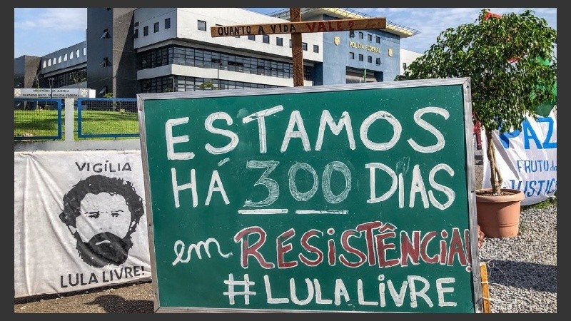 Sigue la vigilia de seguidores de Da Silva en la prisión.