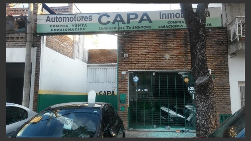 El frente de Capa Automotores, donde hubo daños materiales.