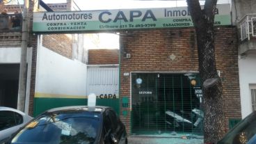 El frente de Capa Automotores, donde hubo daños materiales.