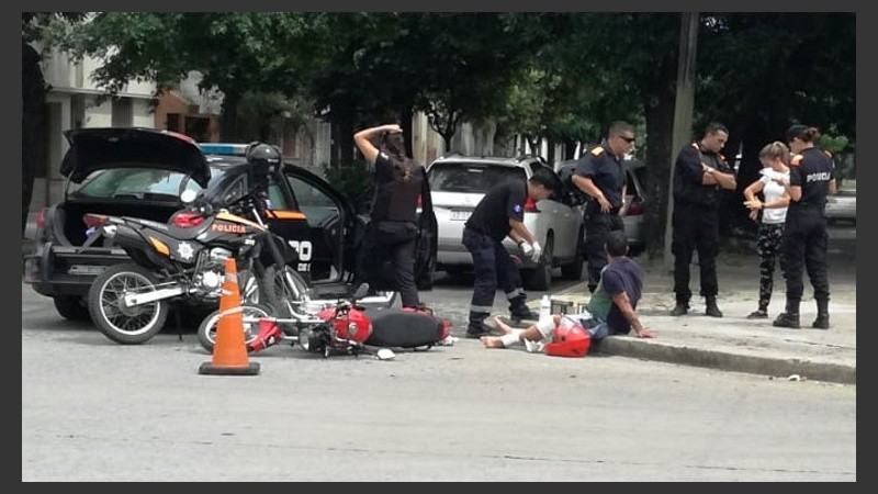 El ladrón herido en el piso, ya después de la llegada de la policía.