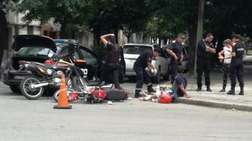 El ladrón herido en el piso, ya después de la llegada de la policía.