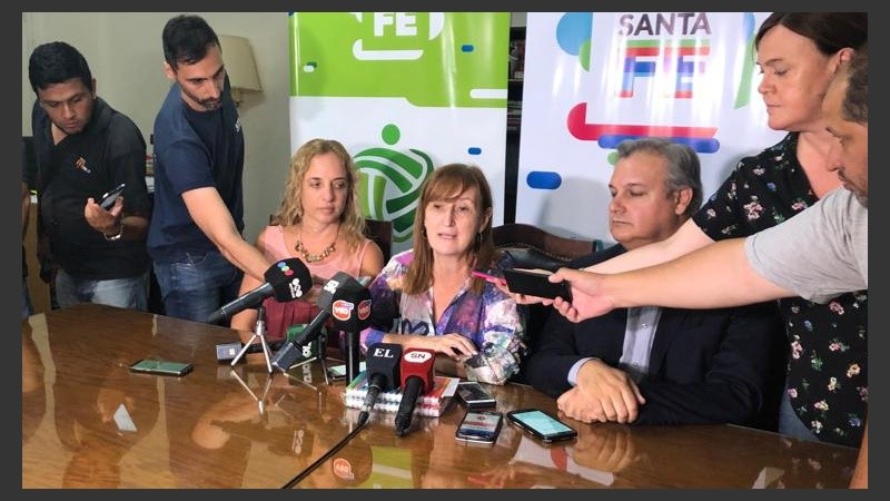 La ministra Andrea Uboldi brindó la información junto a la directora de Epidemiología de Santa Fe y el ministro de Gobierno.