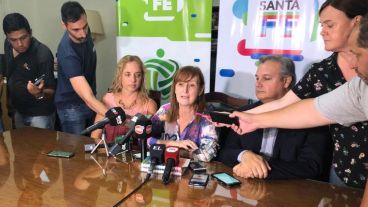 La ministra Andrea Uboldi brindó la información junto a la directora de Epidemiología de Santa Fe y el ministro de Gobierno.