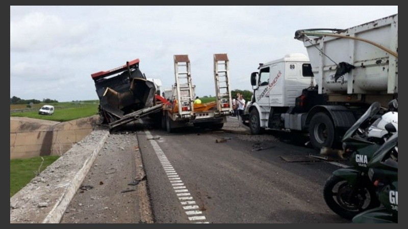 Los camiones chocaron en la autopista, generando caos en la mano a Rosario. 