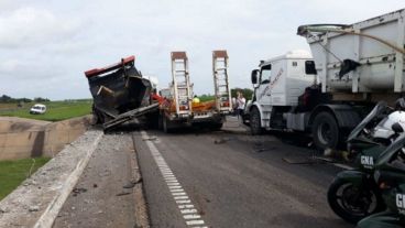 Los camiones chocaron en la autopista, generando caos en la mano a Rosario.