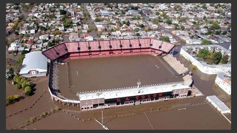 La recordada imagen de la cancha de Colón bajo agua. 