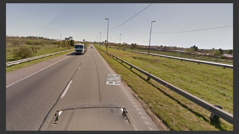 Los jóvenes fueron sorprendido robando carteles en la autopista. 