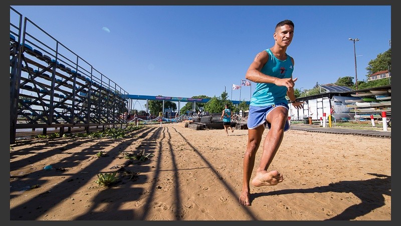 Un joven plecalentando antes del inicio del torneo nacional.