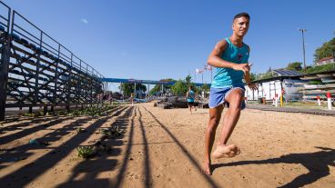 Un joven plecalentando antes del inicio del torneo nacional.