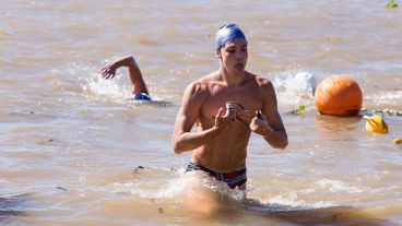 Uno de los nadadores sale del agua. Lo espera una larga corrida por la arena.