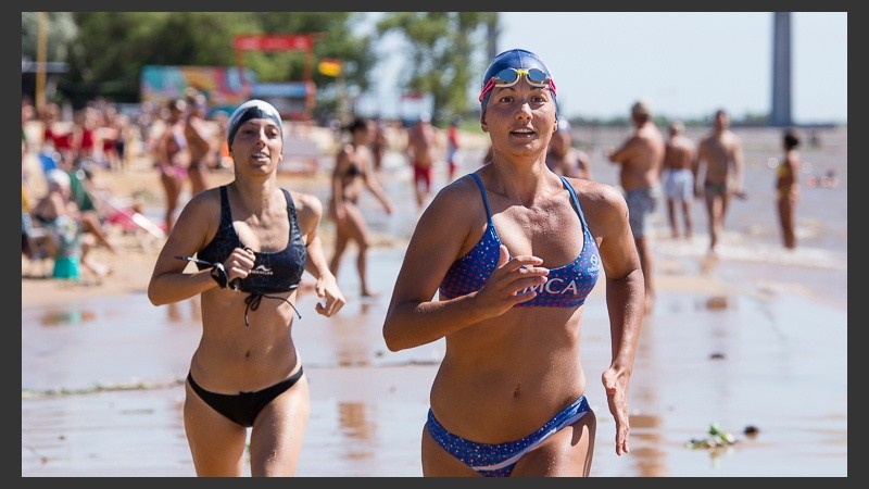Dos chicas se esfuerzan para llegar a la meta. 