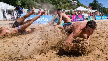 Una revolcada por la arena en la última competencia del torneo.