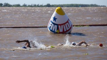 Los competidores nadaron por el río. El viento era intenso e hizo más complicado el recorrido.