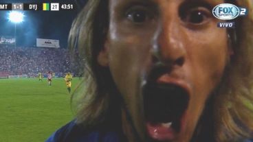 El alocado grito de Beccacece a la cámara.