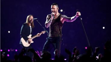 Roger Waters le pidió a Maroon 5 un gesto de apoyo a Kaepernick.